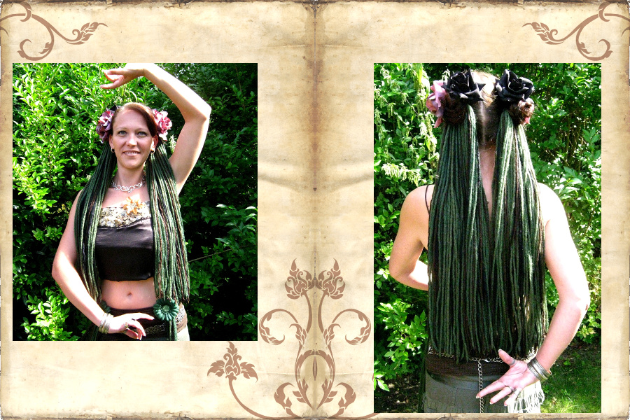 Offene Dreads an 2 Zöpfen mit vielen Haarblumen für Tribal Fusion Belly Dance Look