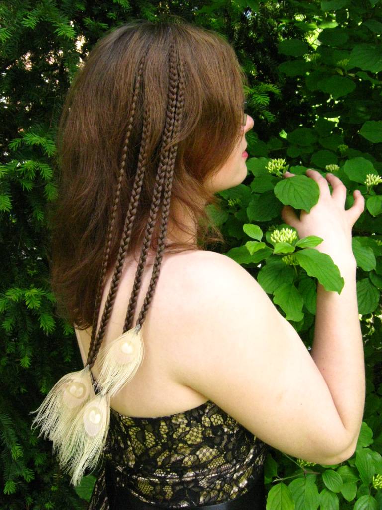 Peacock Hair Pieces With Fair Feathers Are Perfect For Weddings