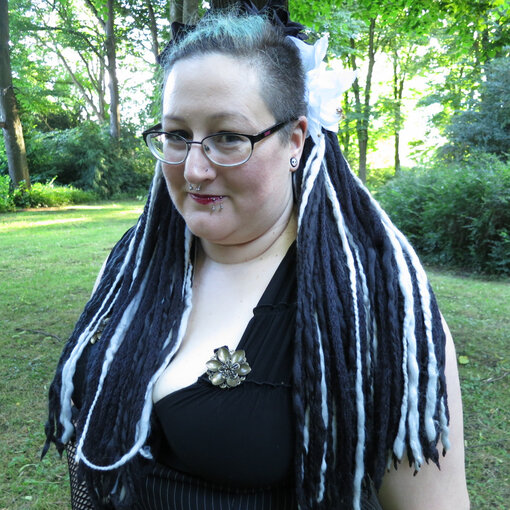 Schwarz-graue Gothic Dreads