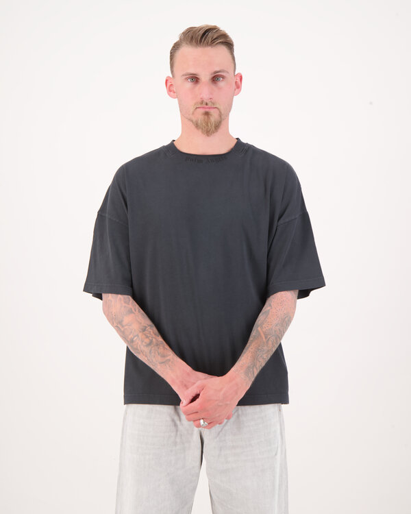 Curved Logo Loose Collar T-Shirt Zwart