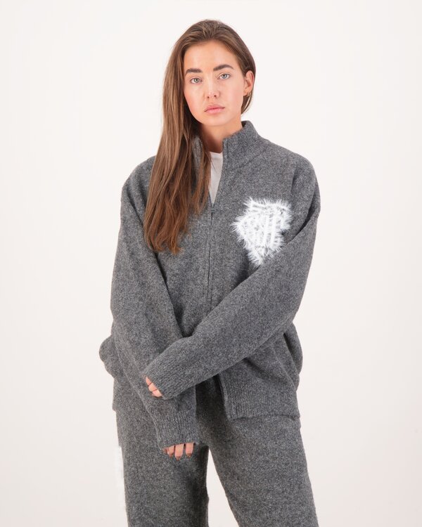 Monogramm-Emblem flauschiger Strickreißverschluss Holzkohle