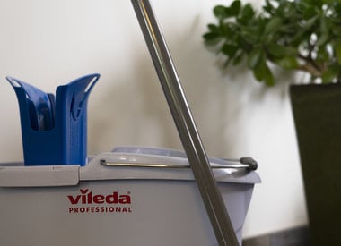 Moppen, dweilen en emmers ⇒