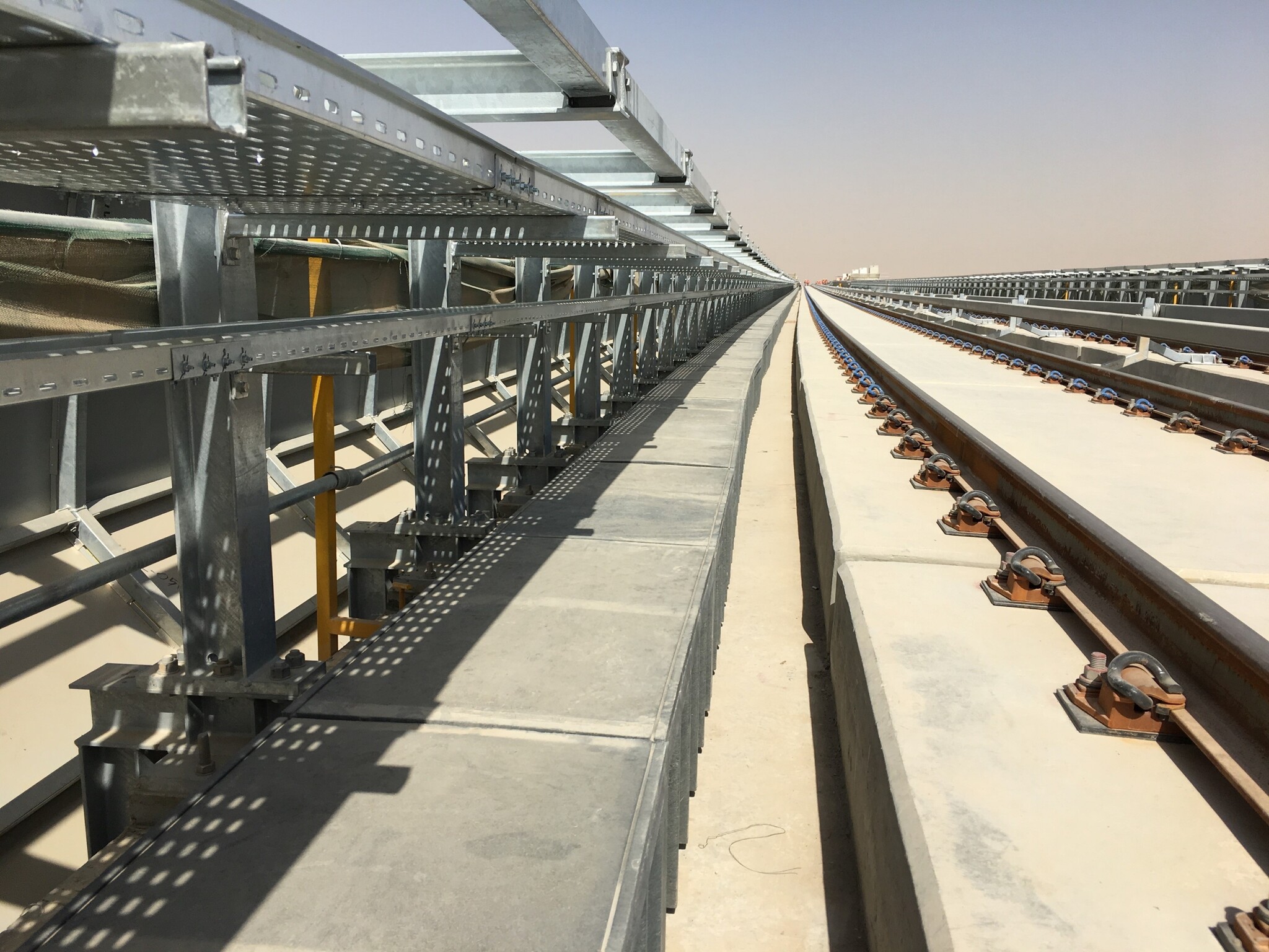 Kabelkanal neben Bahngleisen