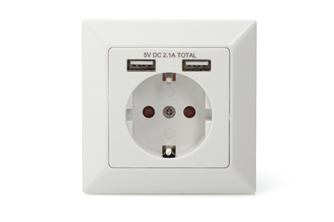 DIGITUS Geaard stopcontact, 2x USB, USB totaalvermogen 5 V 2.1A, ingang: AC 250V 50Hz, RAL 9003