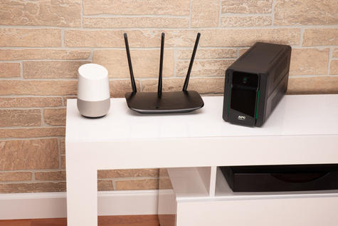 APC Easy UPS 900VA 230V AVR IEC Sockets