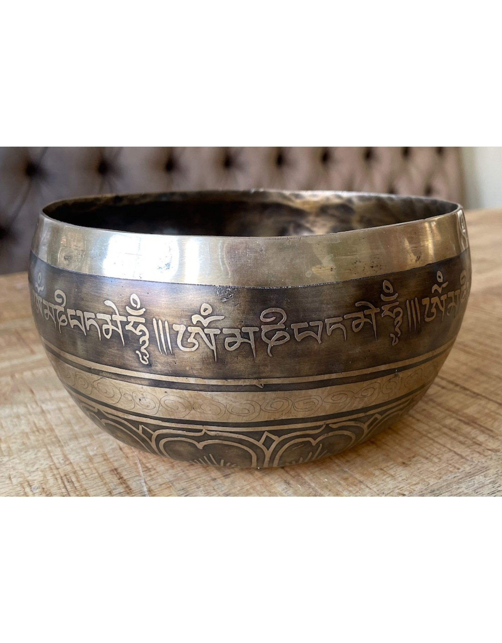 Dakini singing bowl with Shrivatsa & Eyes of Buddha