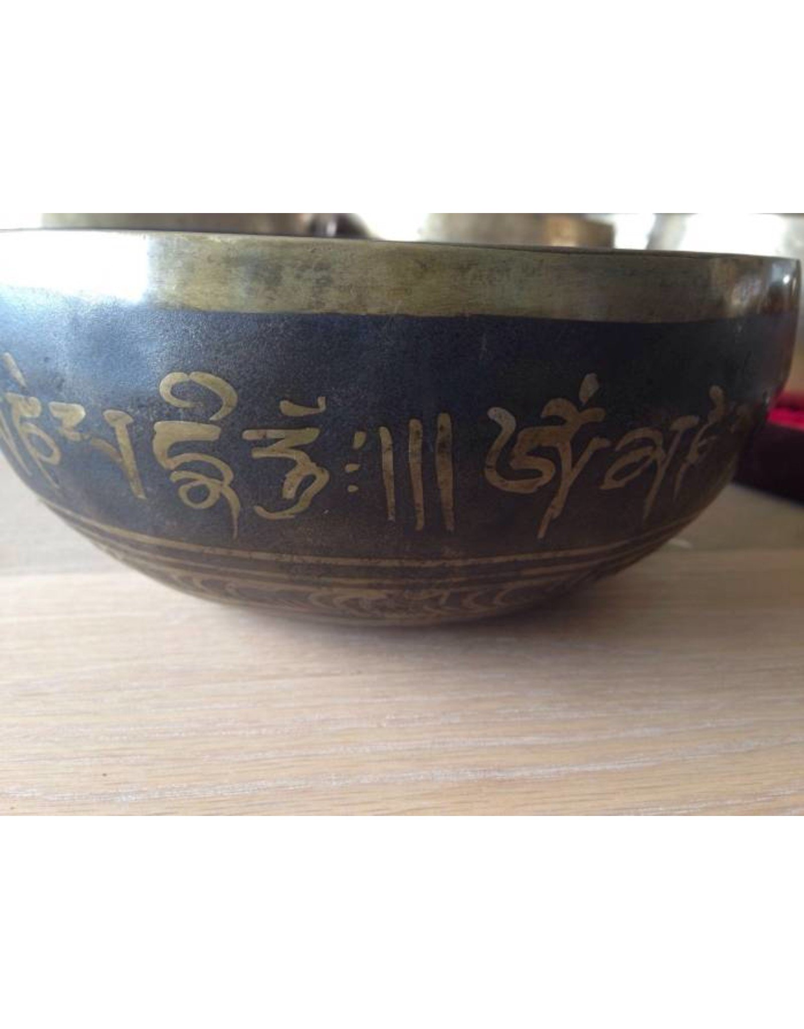 Dakini singing bowl with the Hum symbol inside