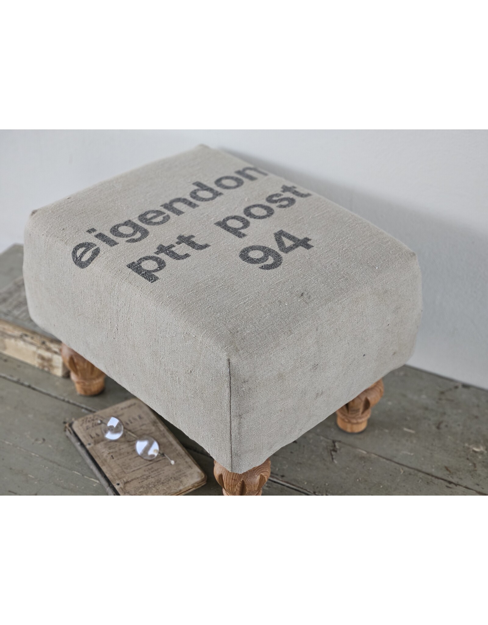 Voetenbankje,  poefje oud linnen