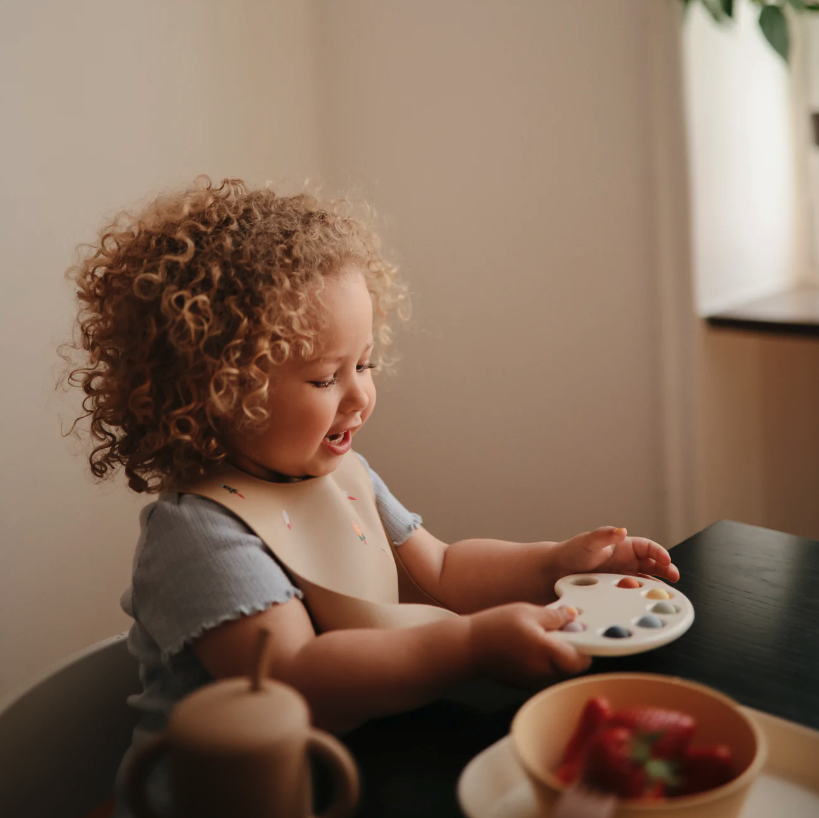 Mushie press toy paint palette multi Mevrouw Aardbei