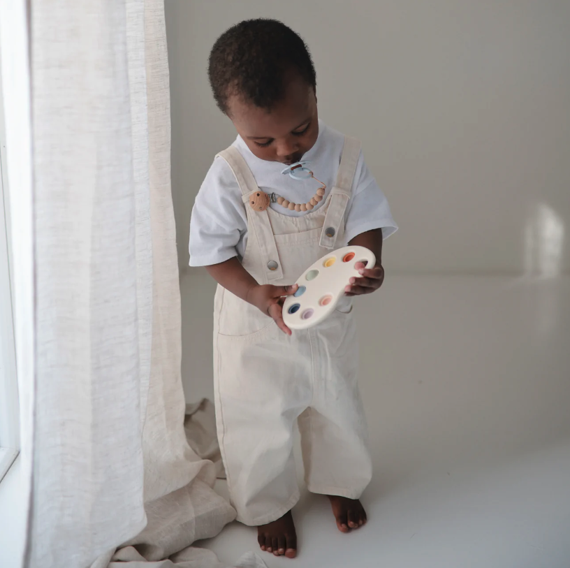 Mushie press toy paint palette multi Mevrouw Aardbei