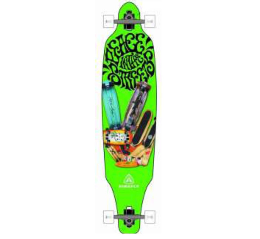 Goccia verde del surf attraverso il longboard