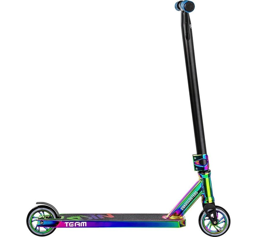 Monopattino acrobatico del team NKD nel colore arcobaleno