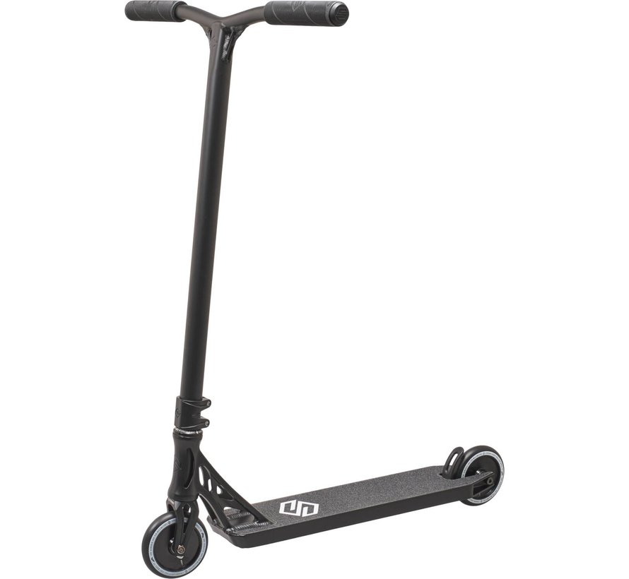 Striker Essence skate park and vert Stunt scooter black