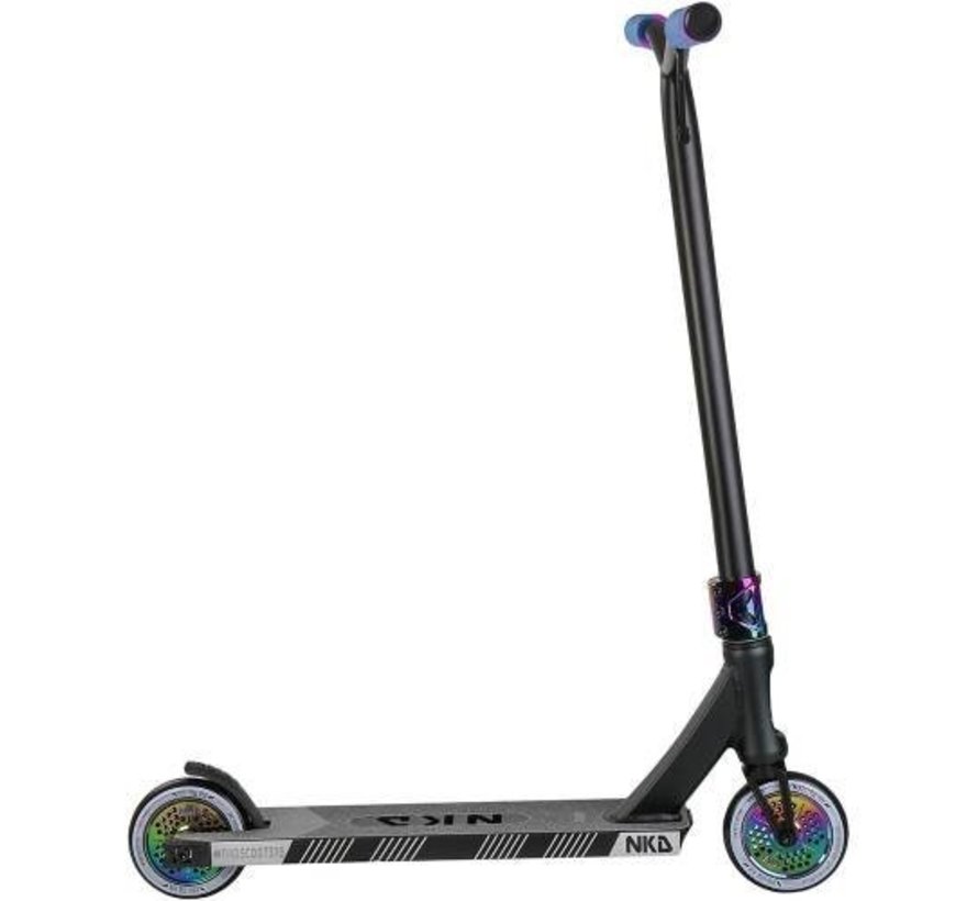 Patinete acrobático NKD Fuel Neocromo negro con plataforma corta