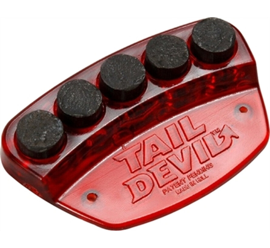 Tail Devil fait des étincelles à l'avant du skateboard