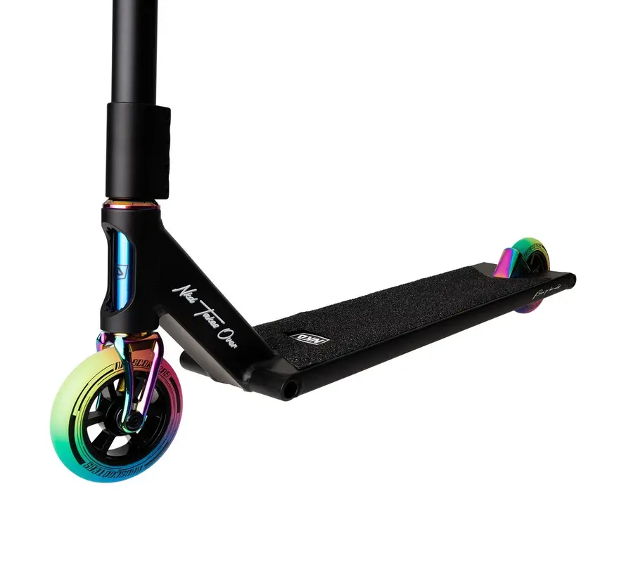 NKD Mono Stuntstep Schwarz/Regenbogen 89 cm – Für den ernsthaften Stuntfahrer