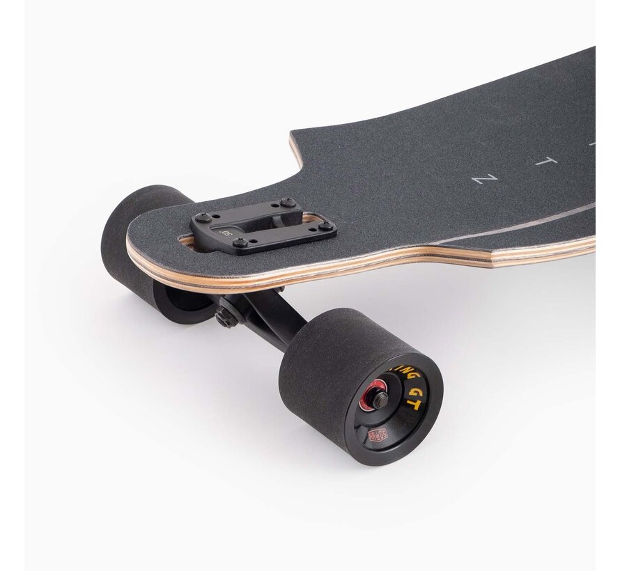 Longboard Landyachtz Drop Cat Python de 38" con drop-through: un cruiser estable y cómodo para el día a día.