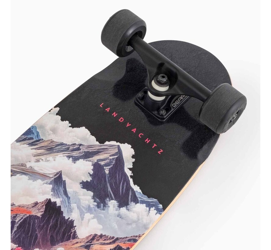 Landyachtz Tugboat Atmosphere Cruiser Longboard de 30 pulgadas: un crucero compacto y maniobrable para uso diario.