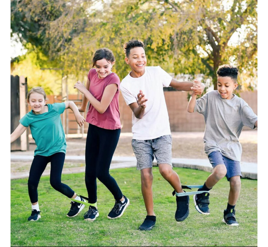 4FUN Wacky Race Obstacle Course Set – Family race with 6 playful challenges including hop-sack and water helmet