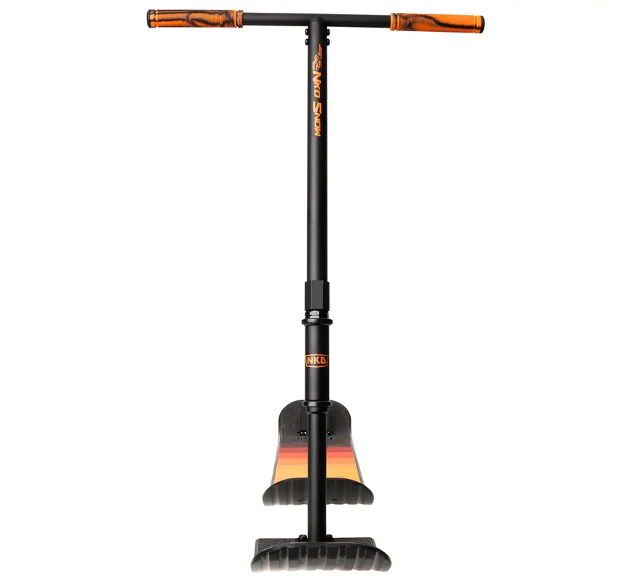 Hulajnoga śnieżna NKD Snow Stunt Scooter, czarno-pomarańczowa, 86 cm – solidna hulajnoga śnieżna z obrotem 360°. Zimowa zabawa!