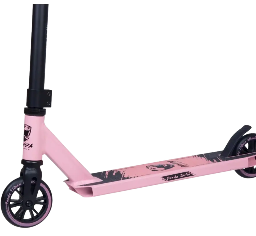Trottinette freestyle Panda Initio v2 rose, modèle d'entrée de gamme robuste avec roues de 100 mm, guidon en acier et plateau léger en aluminium