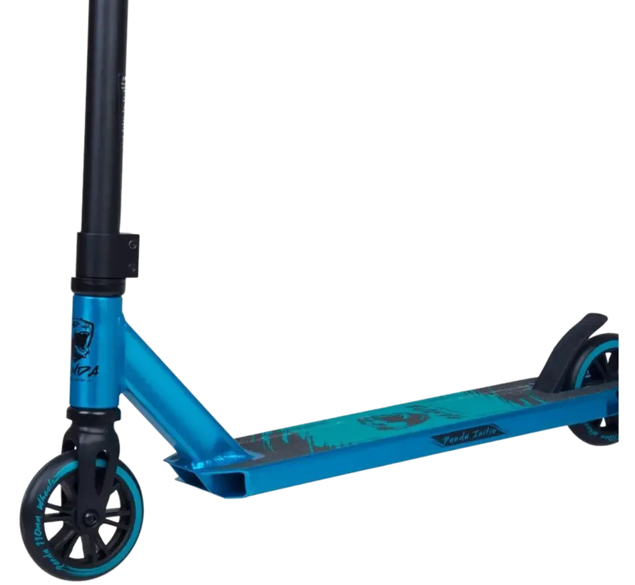 Trottinette freestyle Panda Initio v2, modèle d'entrée de gamme léger et robuste, couleur turquoise, avec roues de 110 mm, guidon en T en acier et système de compression IHC fiable.