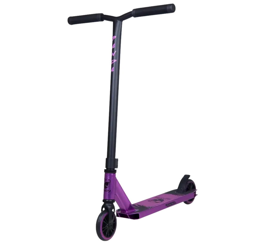 Trottinette freestyle Panda Initio v2 violette : robuste et légère, idéale pour les débutants. Roues de 110 mm, guidon en acier et plateau en aluminium.
