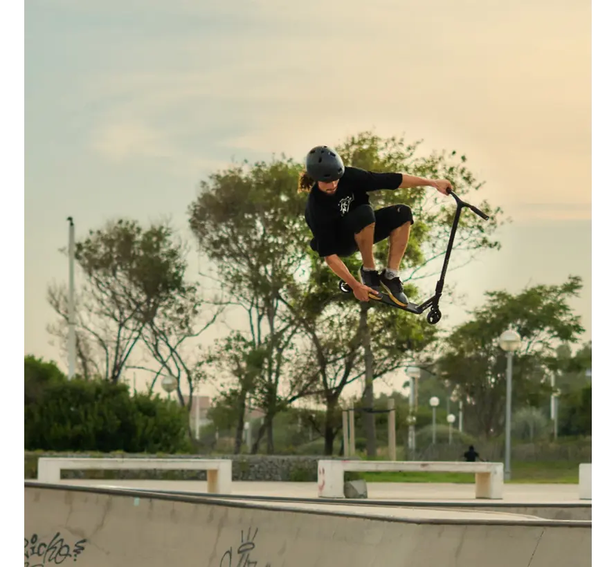 Patinete acrobático NKD Rizz: ligero, resistente y completo para principiantes y avanzados. Ruedas de 110 mm y base de aluminio 6061-T6.