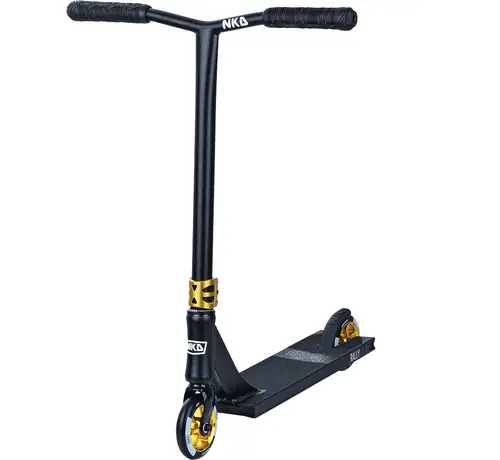 NKD NKD Rally Black/Gold V2 79 cm – Premium-Stunt-Scooter mit 110-mm-Rädern und HIC-Kompressionsfederung
