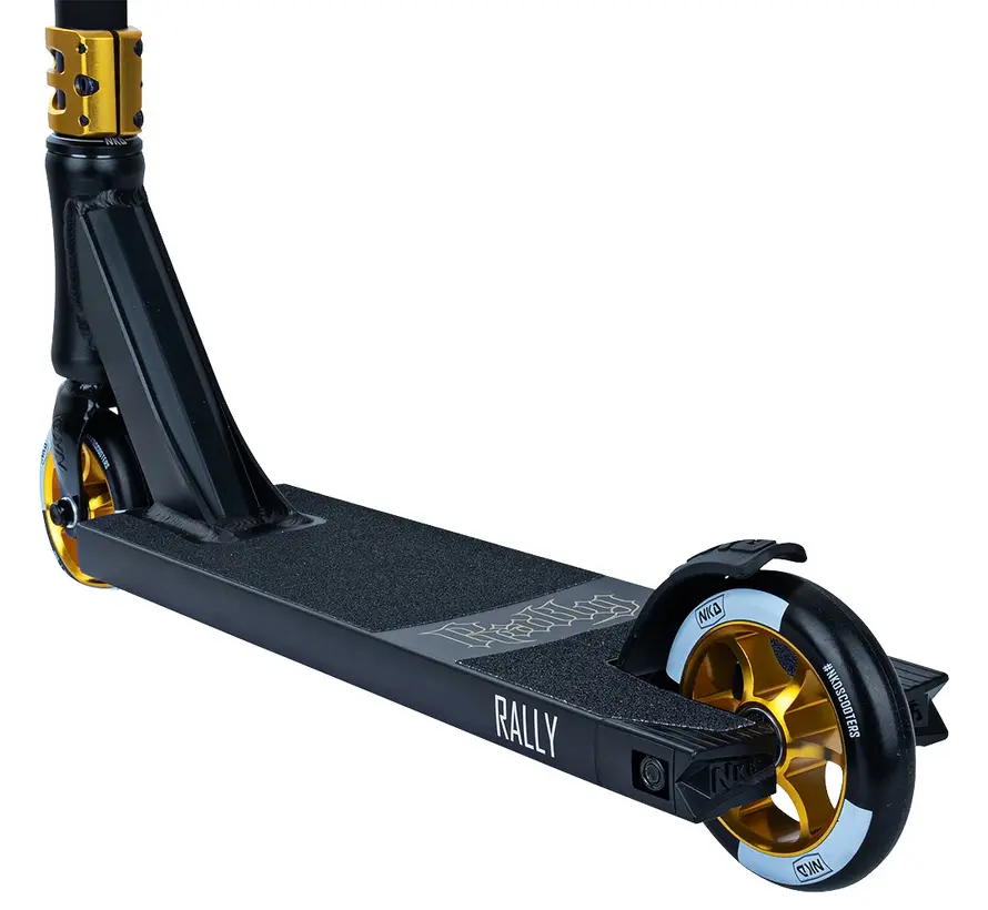 NKD Rally Black/Gold V2 79 cm – Premium-Stunt-Scooter mit 110-mm-Rädern und HIC-Kompressionsfederung