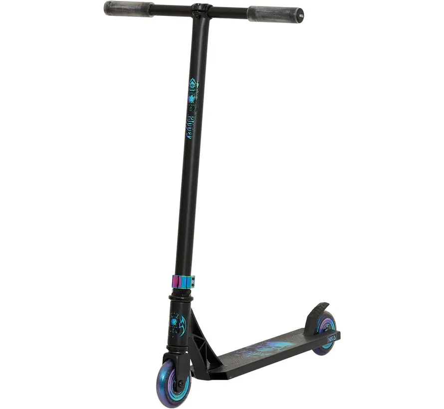 NKD Ripper Stunt-Scooter, schwarz/blau: Ein Stunt-Scooter mit markantem Design und stabilem Standfuß.