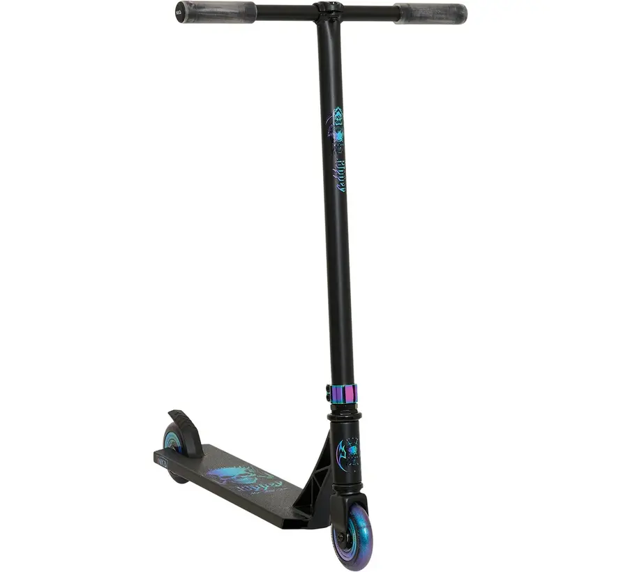 NKD Ripper Stunt-Scooter, schwarz/blau: Ein Stunt-Scooter mit markantem Design und stabilem Standfuß.