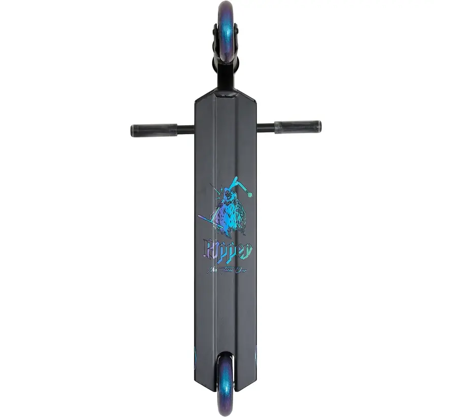 NKD Ripper Stunt-Scooter, schwarz/blau: Ein Stunt-Scooter mit markantem Design und stabilem Standfuß.