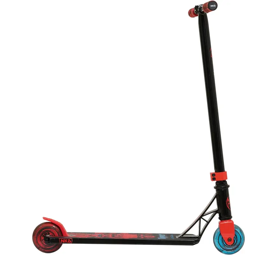 Patinete acrobático NKD Ripper negro/rojo con un diseño llamativo y una base estable