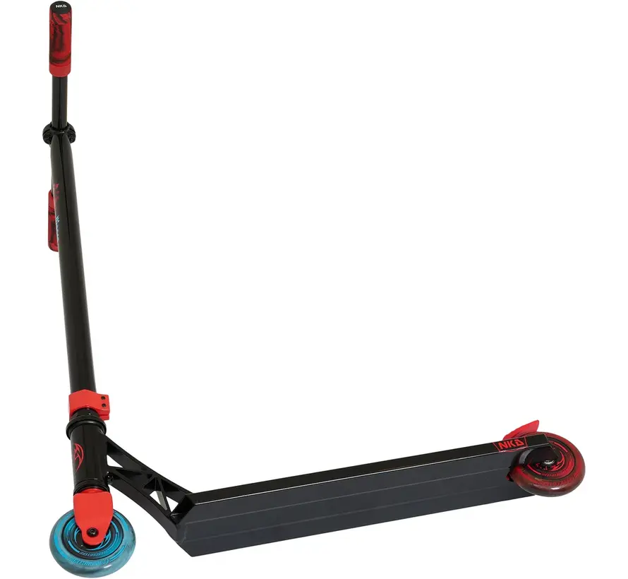 Trottinette freestyle NKD Ripper noire et rouge, au design saisissant et à la base stable.