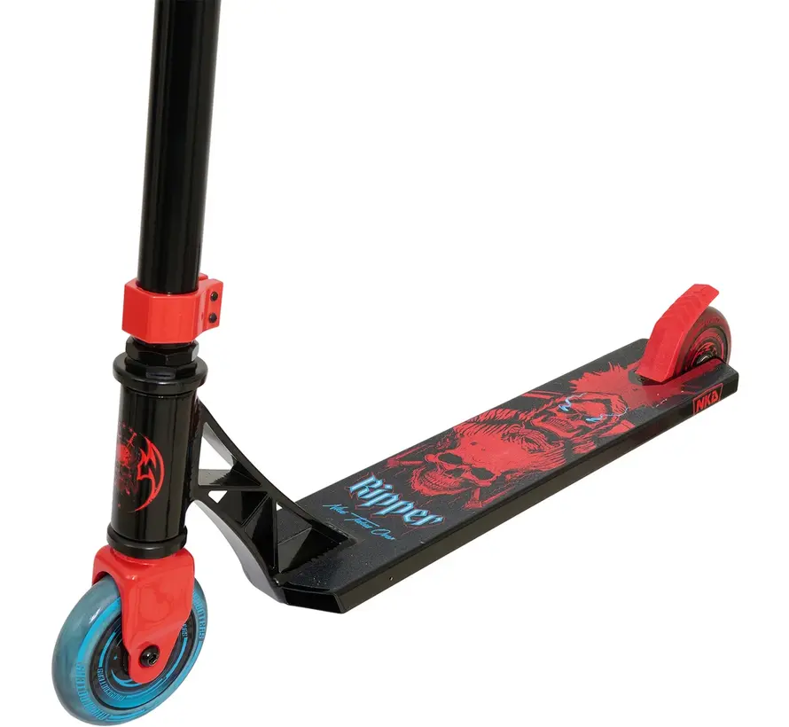 Trottinette freestyle NKD Ripper noire et rouge, au design saisissant et à la base stable.