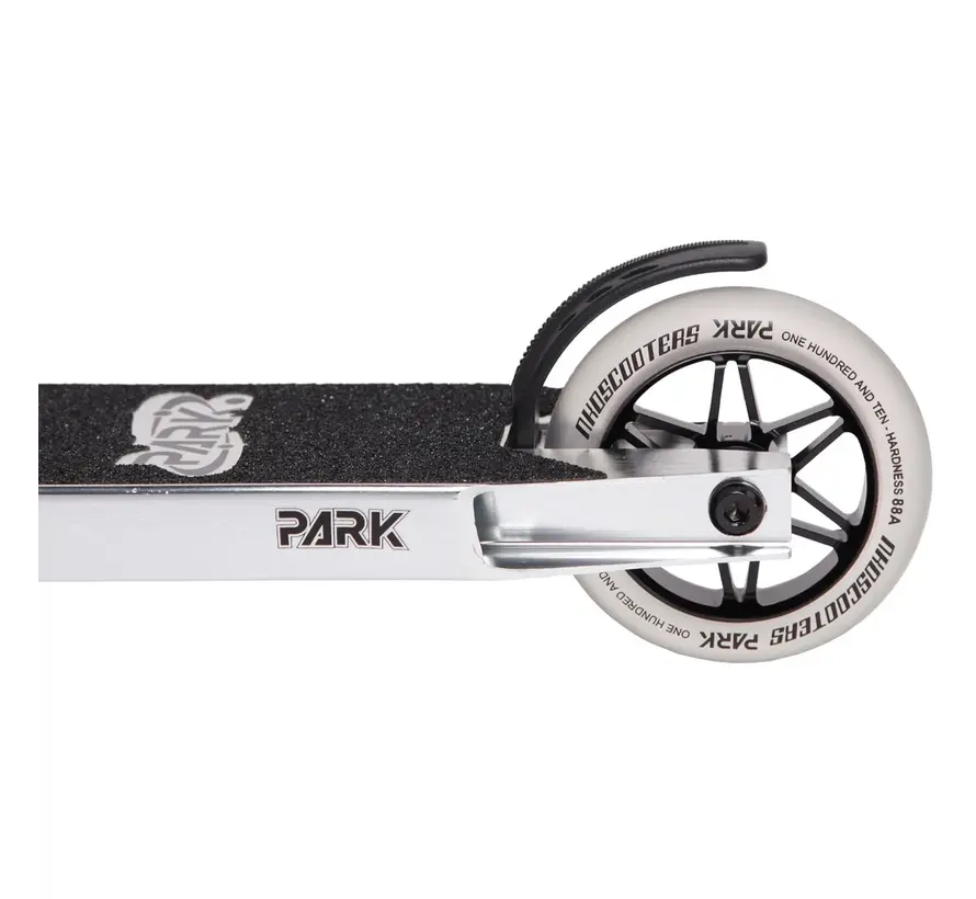 Patinete acrobático NKD Park: ligero, resistente y perfecto para trucos en el skate park.