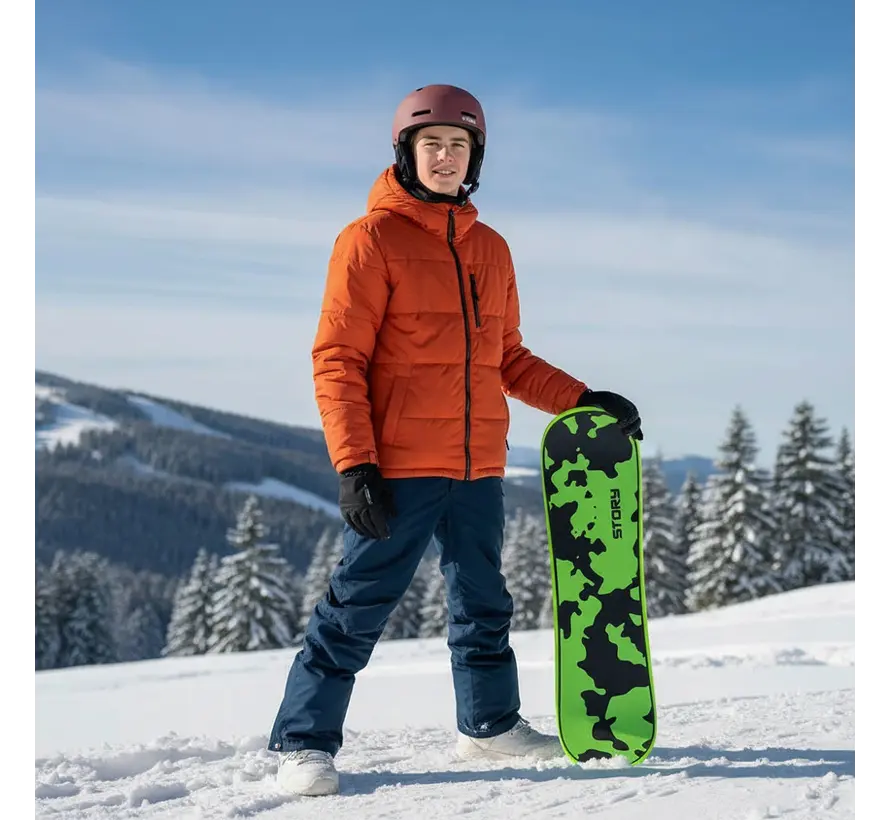 Story Snowskate Green Camo 81 cm. Kompaktowe łyżwy śnieżne z antypoślizgową deską i wzorem kamuflażowym.