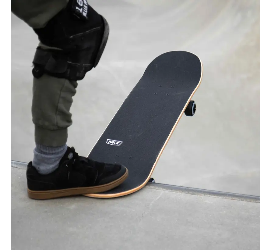 Patineta completa NKX Slate Red de 8,25 pulgadas con plataforma más ancha y diseño rojo