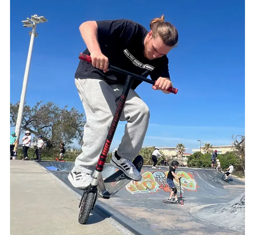 Story Dirt Freestyle Scooter Silver/Red – solidny terenowy skuter akrobacyjny z oponami pneumatycznymi i stalową ramą