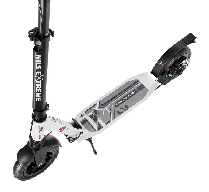 Magnifique scooter blanc de Nils avec frein à main