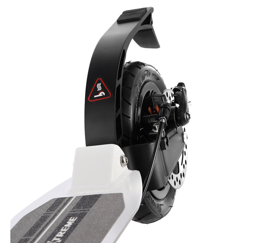 Preciosa scooter blanca de Nils con freno de mano.