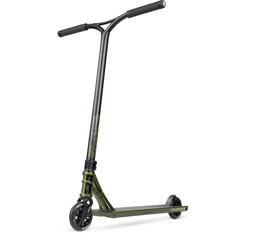 Patinete acrobático MGP MGX 550: patinete de estilo libre de alto rendimiento con ruedas de 110 mm, plataforma grande y máximo control para riders avanzados.