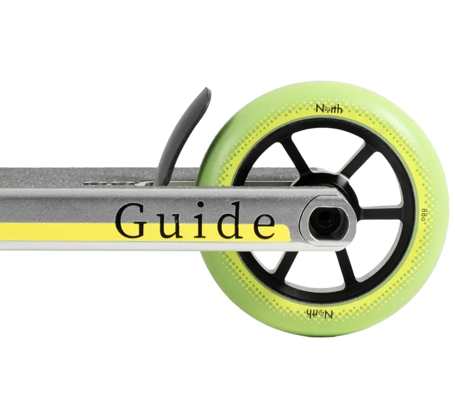 Patinete acrobático North Guide: patinete acrobático urbano profesional con sistema de compresión SCS, plataforma con corte en caja y máximo control para pilotos avanzados.