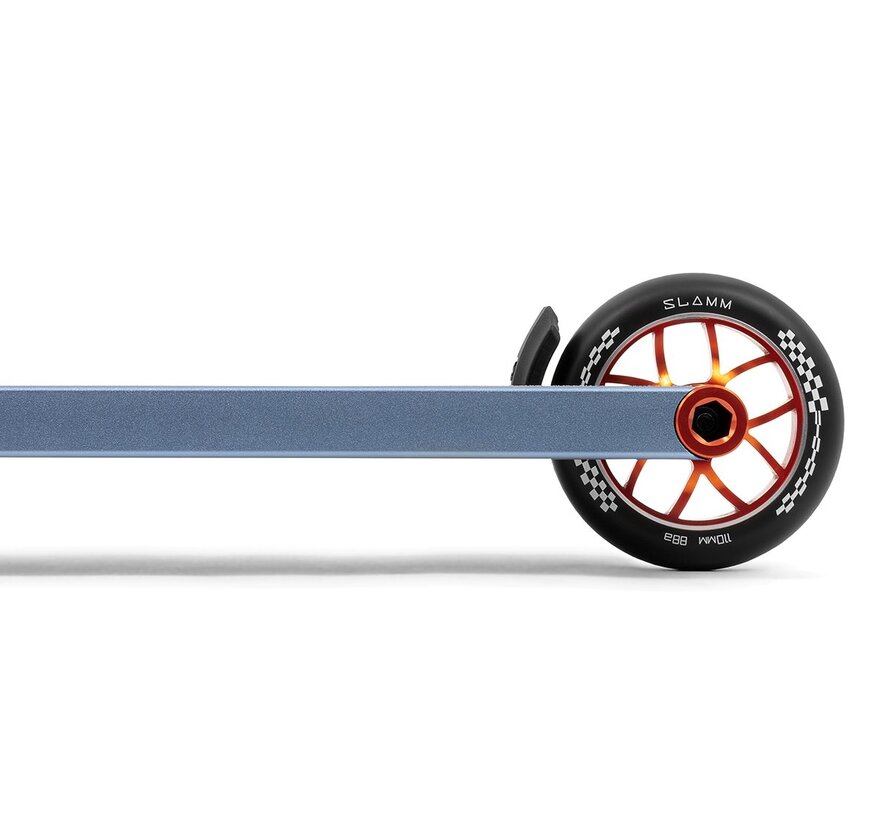 Monopattino acrobatico professionale Slamm Assault Pro blu con pedana in alluminio T6, sistema di compressione IHC e ruote con nucleo in alluminio da 110 mm.