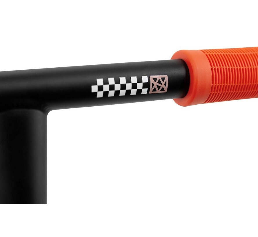 Patinete acrobático Slamm Assault Pro azul. Patinete acrobático profesional con plataforma de aluminio T6, compresión IHC y ruedas de núcleo de aluminio de 110 mm.