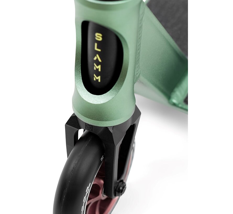 Patinete acrobático Slamm Assault Pro verde. Patinete acrobático profesional con plataforma de aluminio T6, compresión IHC y ruedas de núcleo de aluminio de 110 mm.