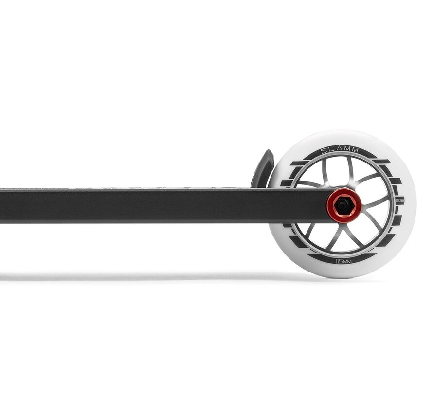 Patinete acrobático Slamm Strobe Pro negro y plateado. Patinete acrobático profesional con plataforma ancha, ruedas de 115 mm y sistema de compresión IHC para parques y calles.