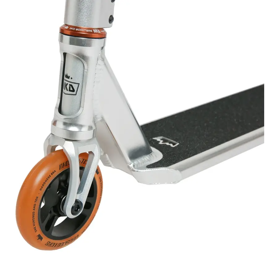 Trottinette freestyle NKD Rizz : légère, robuste et complète, idéale pour les débutants comme pour les riders confirmés. Roues de 110 mm et plateau en aluminium 6061-T6.