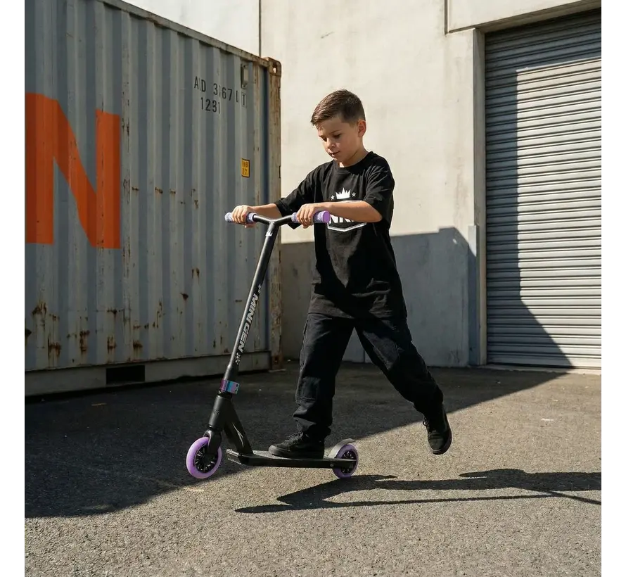 NKD Mini GEN Stuntstep Black Rainbow 70cm Lichtgewicht Stuntstep met HIC Compression en 100mm Wielen voor Beginners en Park Riding